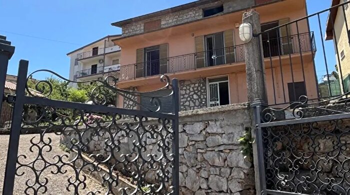 Casa con 5 locali in vendita in Via Fratelli Rosselli Lenola, Lenola