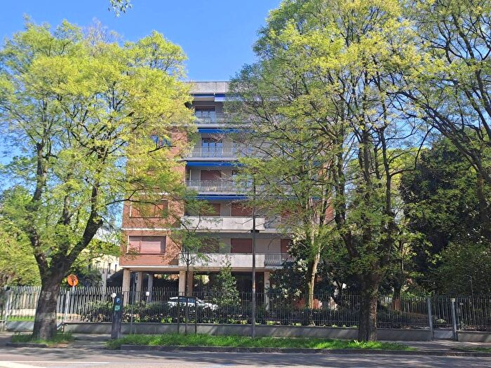Casa quadrilocale in affitto in Viale Caduti in Guerra, Centro Storico, Modena