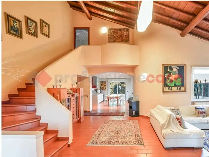 Casa con 5 locali in vendita in Via Madonna della Motta, Dormelletto