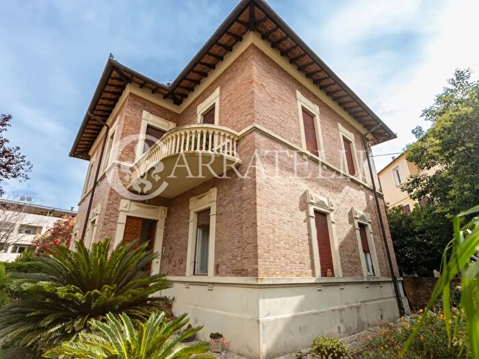 Casa con 11 locali in vendita in Via Generale Cadorna Luigi, Grosseto