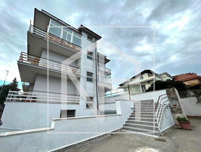 Appartamento trilocale in vendita in Via San Fratello, Roma