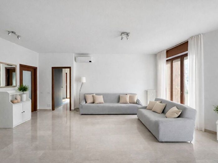 Appartamento con 5 locali in affitto in Viale San Gimignano, Bande Nere, Milano