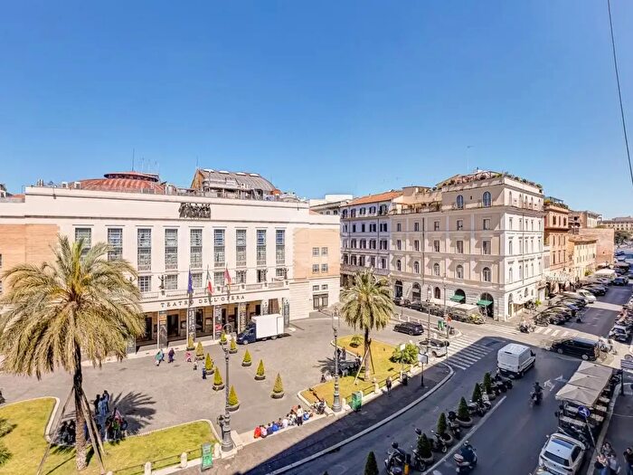 Appartamento con 6 locali in vendita in Via del Viminale, Roma