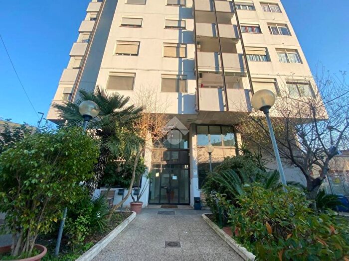Appartamento trilocale in vendita in Via Monfalcone, Poggioreale, Napoli