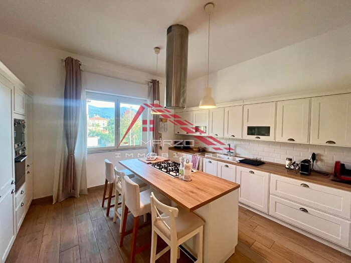 Appartamento con 6 locali in vendita in Cascina