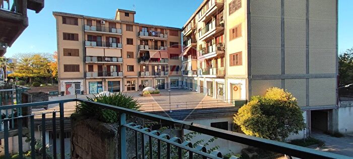 Appartamento con 5 locali in vendita in Via Tenente Giuseppe Cataldo, Caltagirone