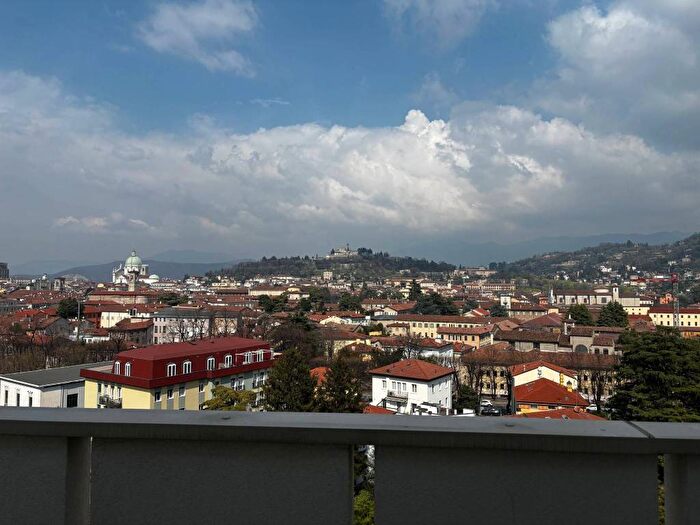 Casa quadrilocale in affitto in Via Francesco Carini, Solferino Diaz, Brescia