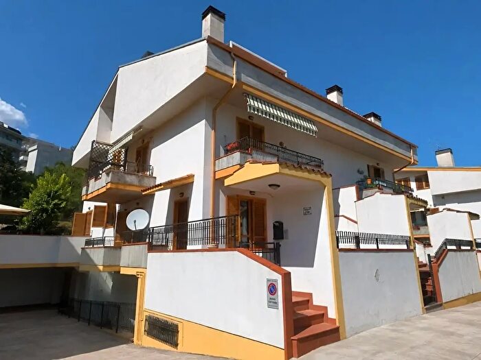 Casa con 10 locali in vendita in Via Felice Barnabei, Teramo