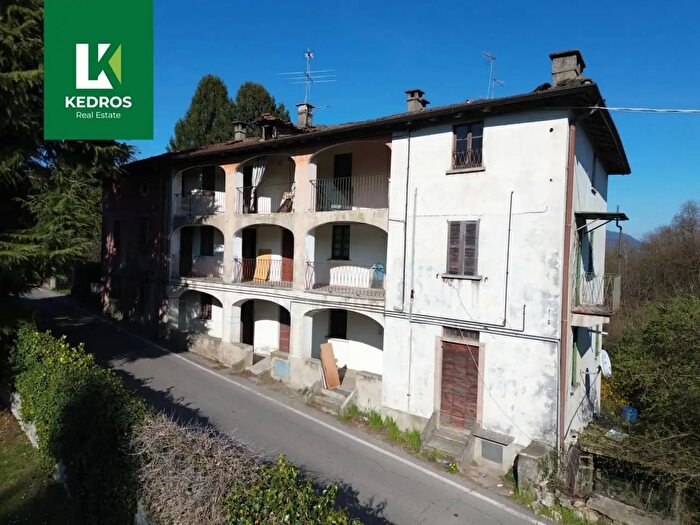 Casa con 17 locali in vendita in Via Leggiuno, Laveno Mombello