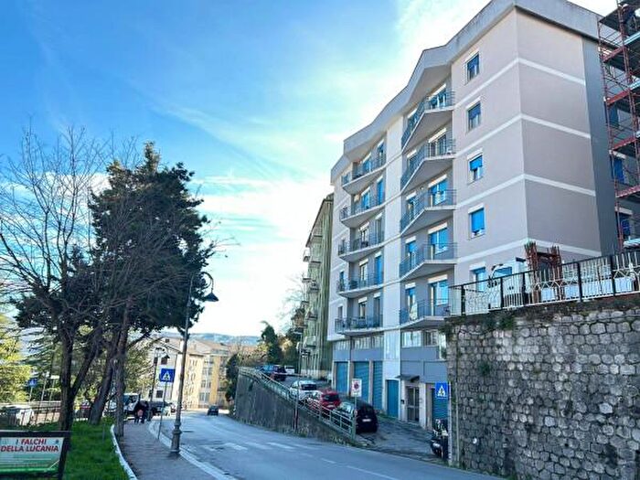Appartamento con 6 locali in vendita in Via Nicola Vaccaro, Potenza