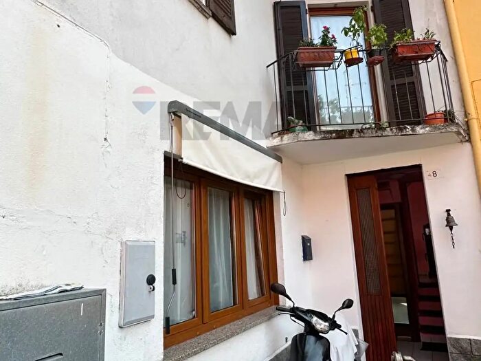 Appartamento trilocale in vendita in Vicolo Rebisello, Luino