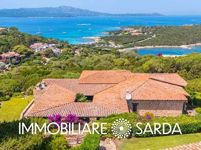 Casa con 15 locali in vendita in Olbia