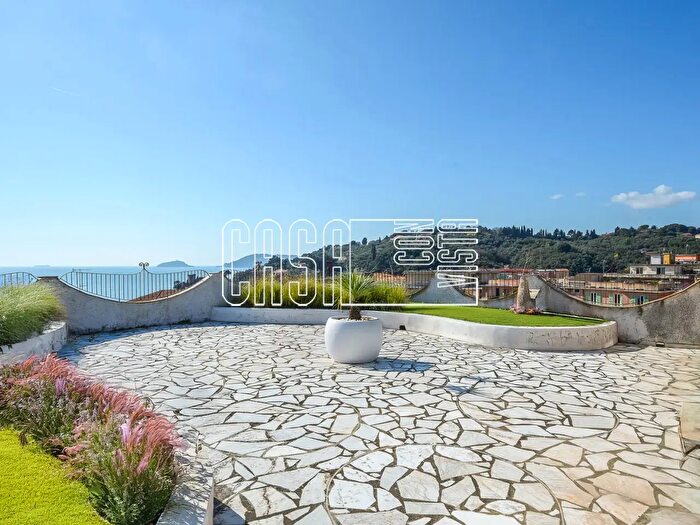 Appartamento con 12 locali in vendita in Via Gozzano, Lerici