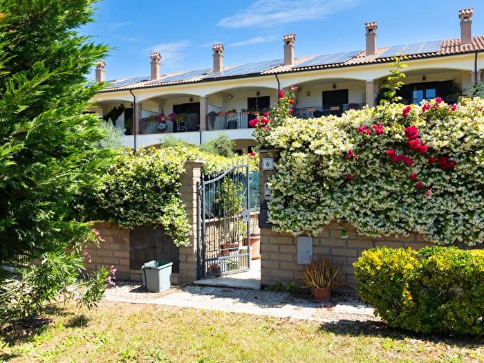 Casa con 6 locali in vendita in Via Raffaello Arcangelo Salimbeni, Roma