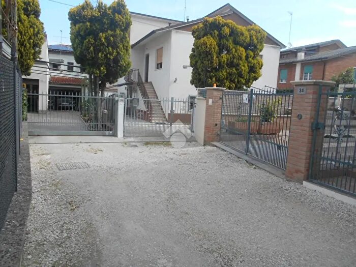 Casa con 8 locali in vendita in Via Caprera, Comacchio