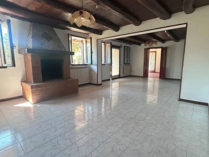 Casa con 7 locali in vendita in Rovigo