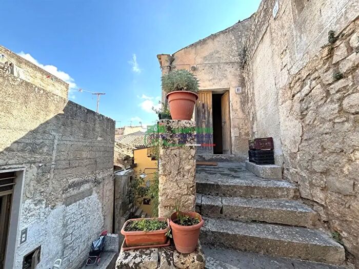 Casa con 6 locali in vendita in Vicolo Cappello, Modica