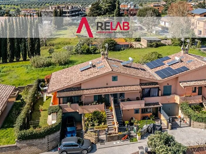 Casa quadrilocale in vendita in Via Quarona, Roma