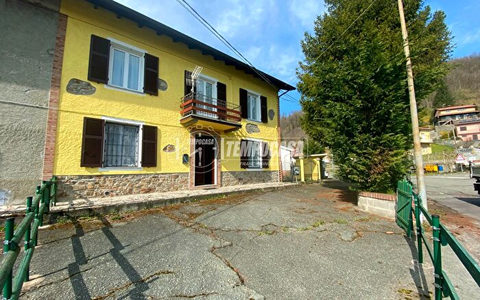 Casa con 6 locali in vendita in Via Genova, Morbello