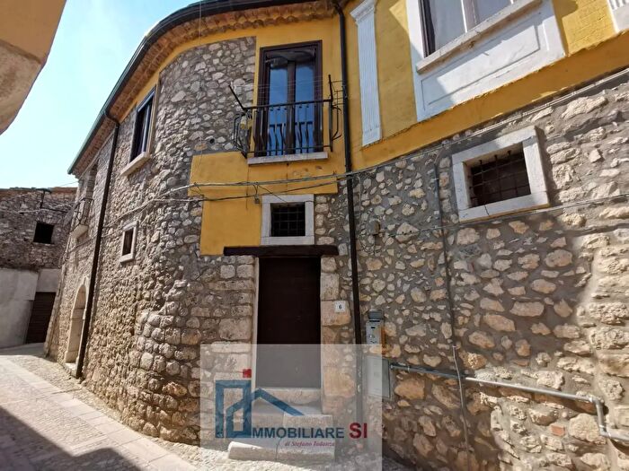 Casa quadrilocale in vendita in Via Mattaleoni, Vitulano