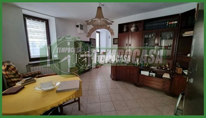 Appartamento trilocale in vendita in Casalzuigno