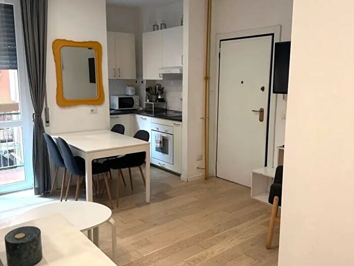 Appartamento trilocale in vendita in Via Bergognone, Milano