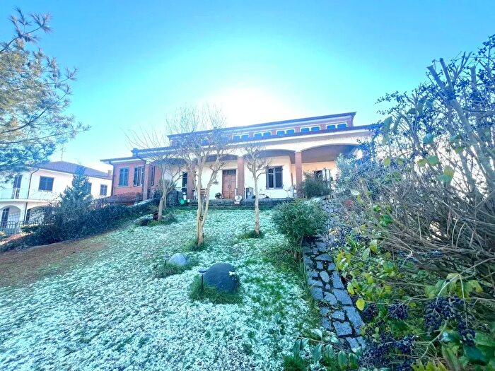 Casa con 10 locali in vendita in Via Pertengo, Costanzana
