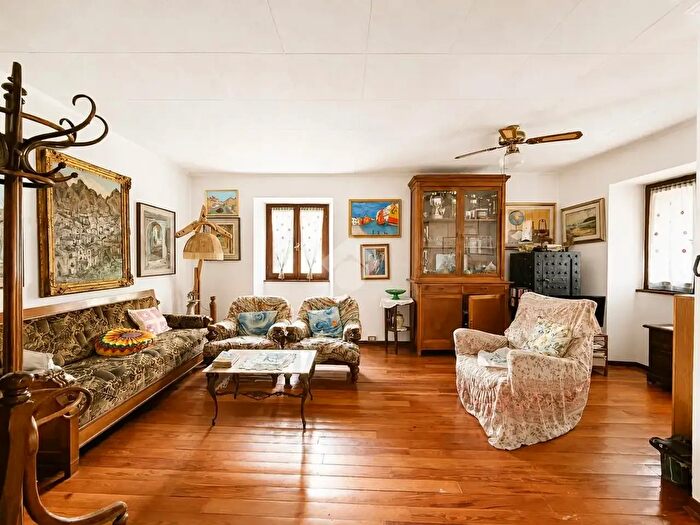 Casa con 6 locali in vendita in Via Venosta, Lovero