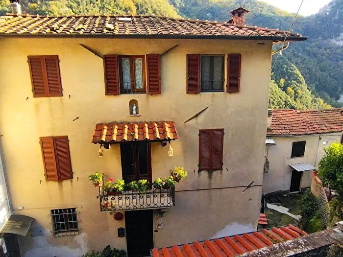 Casa con 8 locali in vendita in Camaiore