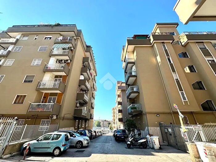 Appartamento trilocale in vendita in Via Nicola Romeo, Napoli