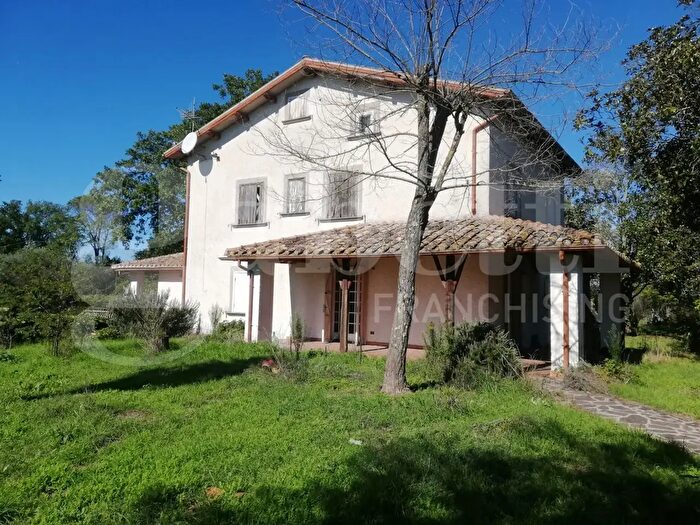 Casa con 11 locali in vendita in Strada Vicinale Corteccoli Snc, Gallese