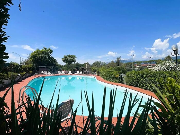 Casa con 6 locali in vendita in Montignoso