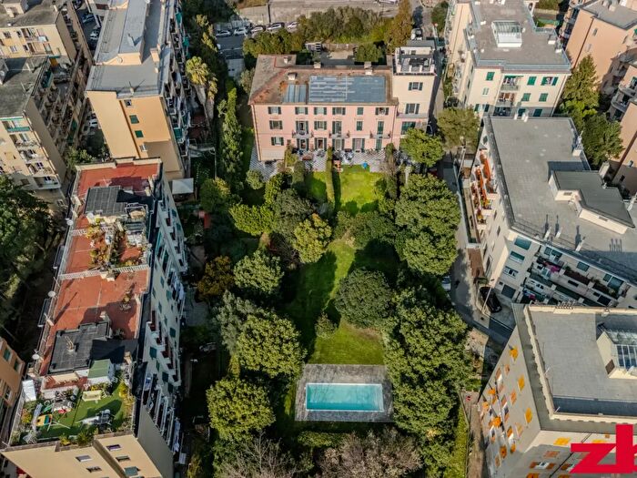 Appartamento trilocale in vendita in Via Priaruggia, Genova