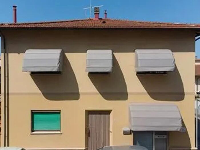 Casa con 8 locali in vendita in Cecina