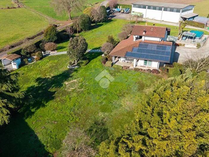 Casa con 6 locali in vendita in Via San Francesco d'Assisi, Casirate D'Adda
