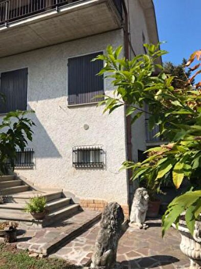 Casa con 6 locali in vendita in Viano