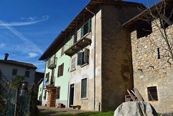 Casa con 5 locali in vendita in Via Novembre, Costa Di Serina