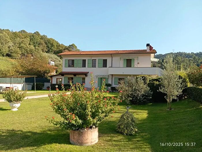 Casa con 9 locali in vendita in Via Marigana, Camaiore