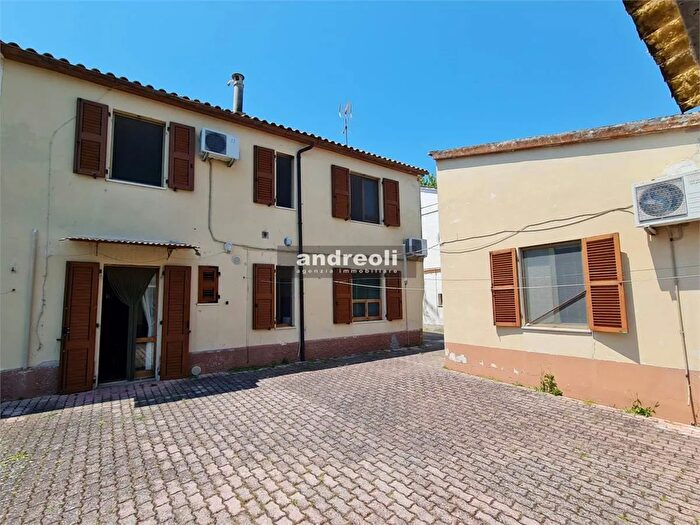 Casa con 8 locali in vendita in Castelbellino