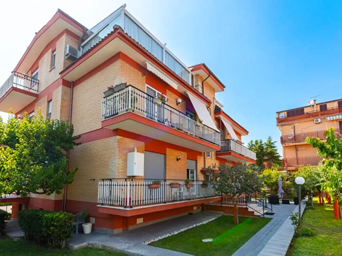 Appartamento quadrilocale in vendita in Via Eugenio Cisterna, Roma