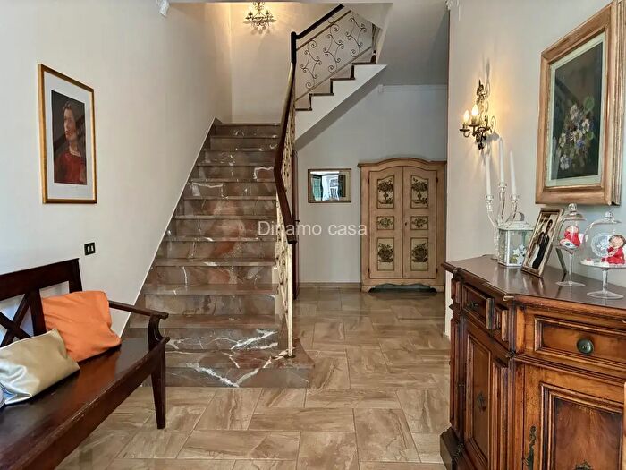 Casa con 8 locali in vendita in Via Aspromonte, Prato