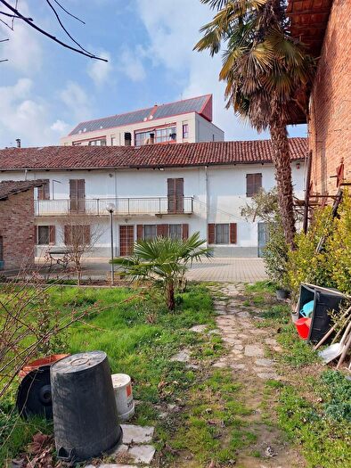 Casa con 12 locali in vendita in Via Cecchin, Asti