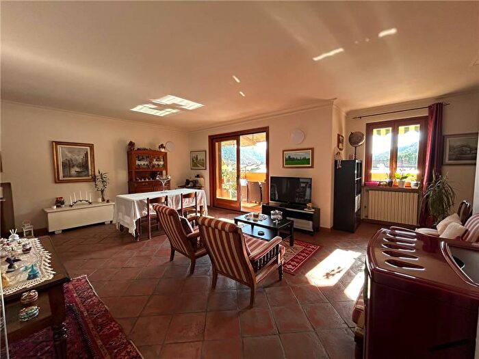 Appartamento con 5 locali in vendita in Via Praslini, Adrara San Martino