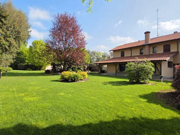 Casa con 6 locali in affitto in Gallaratese, Milano