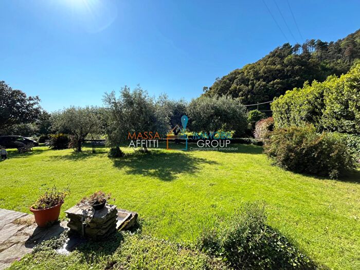 Casa con 8 locali in vendita in Via Palatina, Montignoso