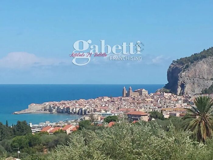 Casa con 16 locali in vendita in Cefalu