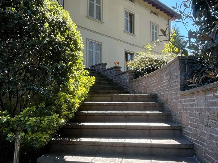 Casa con 8 locali in vendita in Via Belvedere, Como