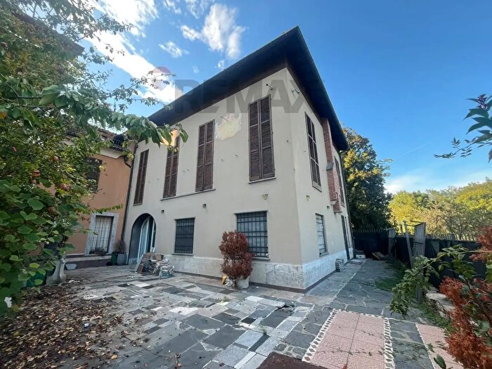 Casa con 8 locali in vendita in Via Pellini, Cadegliano Viconago