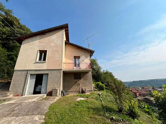 Casa trilocale in vendita in Via Cavour, Lozza