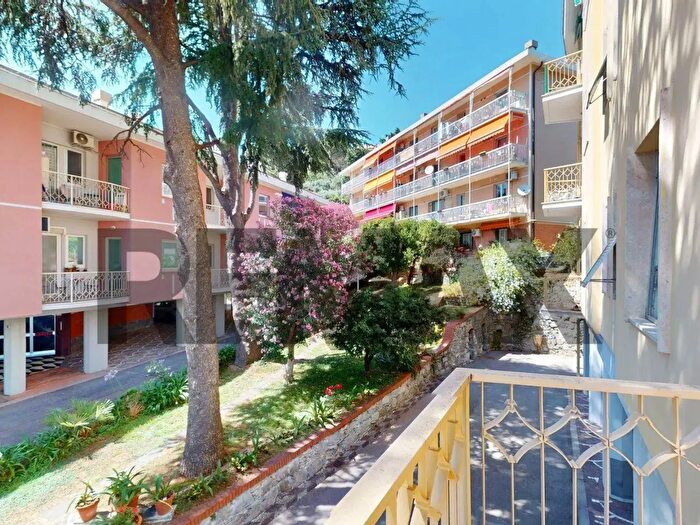 Appartamento trilocale in vendita in Genova